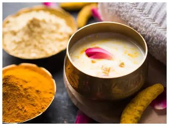 ਬੇਸਣ ਚਮੜੀ ਦੇ ਰੰਗ ਨੂੰ ਹਲਕਾ ਕਰਨ ਵਿੱਚ ਮਦਦ ਕਰਦਾ ਹੈ। ਦੂਜੇ ਪਾਸੇ, ਹਲਦੀ ਚਮੜੀ ਨੂੰ ਚਮਕਦਾਰ ਕਰਨ ਵਾਲਾ ਏਜੰਟ ਹੈ। ਦਹੀਂ ਵਿੱਚ ਲੈਕਟਿਕ ਐਸਿਡ ਹੁੰਦਾ ਹੈ ਜੋ ਤੁਹਾਡੀ ਚਮੜੀ ਨੂੰ ਨਰਮ ਕਰਨ ਵਿੱਚ ਮਦਦ ਕਰਦਾ ਹੈ।