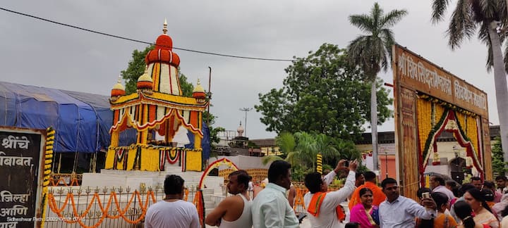 श्रावणी सोमवार निमित्त राज्यातील मंदिरांमध्ये भाविकांची मोठी गर्दी झाली आहे.संपूर्ण श्रावण महिन्यात ग्रामदैवत शिवयोगी श्री सिद्धरामेश्वरांच्या दर्शनासाठी भाविकांची मोठी गर्दी असते.