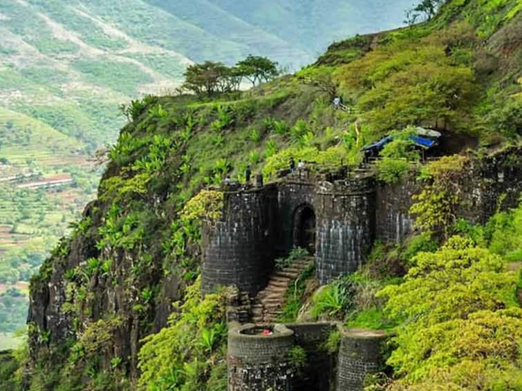 New Tourists Miss Path To Sinhagad Fort Due To Lack Of Instruction Boards Sinhagad Fort Pune: ...म्हणून सिंहगडावर नवे पर्यटक रस्ता भटकतात!