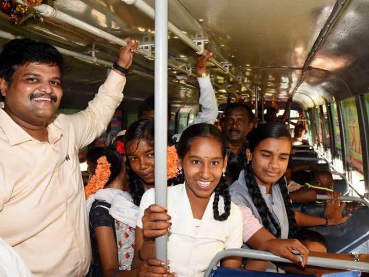 karur district collector traveled in the bus with the school girls கரூர்:  ‘பள்ளிக்கூட மணி அடிச்சாச்சு’ ....... பள்ளி இடைநின்ற மாணவிகளுடன் பேருந்தில் பயணித்த கலெக்டர்..!