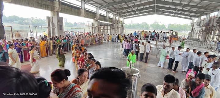 पहिल्या श्रावण सोमवार निमित्त सोलापुरात आज पहाटेपासूनच भाविकांची मांदियाळी पाहायला मिळतेय.