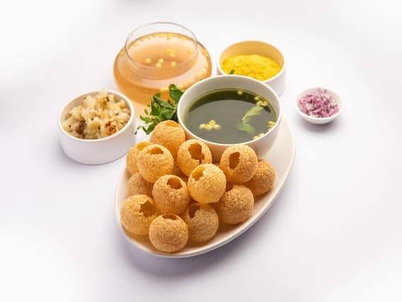 Mumbai Street Food: આપણે બધા જાણીએ છીએ કે મુંબઈનું સ્ટ્રીટ ફૂડ ખૂબ જ પ્રખ્યાત છે, જેને ખાવા માટે વિદેશી પર્યટકો પણ આવે છે. ત્યાં ઘણા સ્ટ્રીટ ફૂડ છે જે મહારાષ્ટ્રની વિશેષતા છે. મુંબઈ તેના સ્વાદિષ્ટ સ્ટ્રીટ ફૂડ માટે દેશભરમાં જાણીતું છે. જો તમે મુંબઈ જઈ રહ્યા હોવ તો તમારી યાદીમાં સ્ટ્રીટ ફૂડ ઉમેરો.(PC: Freepik)