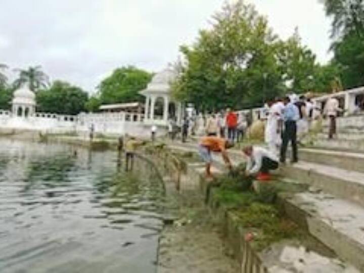 जिला कलेक्टर मीणा ने बताया कि निर्धारित कार्यक्रम के अनुसार पहले दिन प्रभात टोली द्वारा सुबह जागरण, प्रार्थना सभा, योग और व्यायाम, श्रमदान कार्यक्रम फिर प्रशिक्षकों द्वारा शिविर गीत और शाम सर्वधर्म प्रार्थना सभा का आयोजन होगा. इन कार्यक्रमों के अलावा पौधारोपण रोपण कार्यक्रम की साथ सांस्कृतिक कार्यक्रम भी होगा. तीसरे दिन शहीद स्मारक तक अहिंसा मार्च के साथ दो दिन हुए गतिविधियां भी होंगी. बता दें कि इस शिविर का मकसद है महात्मा गांधी हैं.