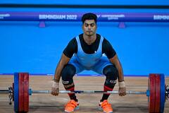 CWG 2022: বাবার মৃত্যুর পর জরির কাজও করতে হয়েছে সোনাজয়ী অচিন্ত্যকে