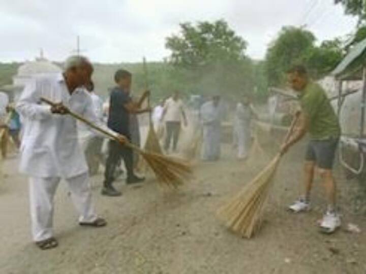 शांति एवं अहिंसा निदेशालय द्वारा लेकसिटी में सोमवार 1 अगस्त से संभाग स्तरीय गांधी दर्शन आवासीय प्रशिक्षण शिविर का आयोजन शुरू हुआ. यह आयोजन 3 दिन तक चलेगा. इस शिविर में उदयपुर संभाग के सभी छह जिलों प्रतापगढ़, चित्तौड़गढ़, डूंगरपुर, बांसवाड़ा, राजसमंद, प्रतापगढ़ से 500 से ज्यादा प्रतिभागी शामिल हुए.