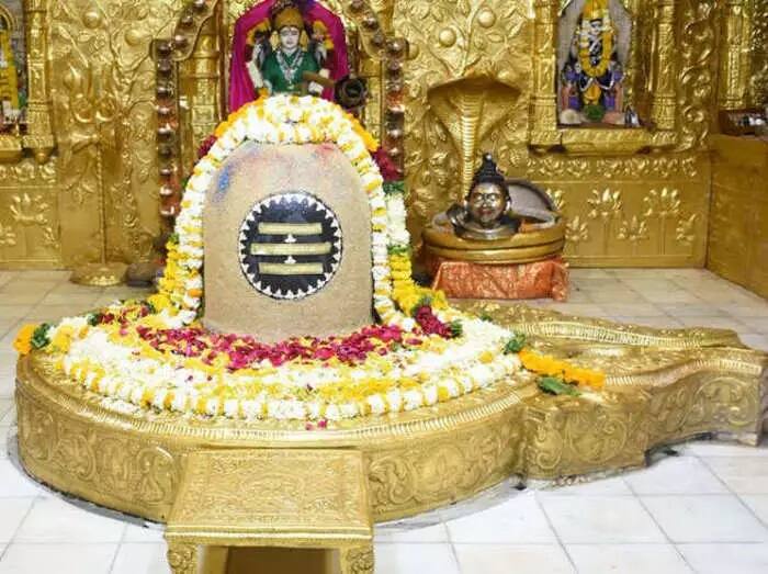 ચંદન અર્પણ કરવાથી ભક્તના સમાજમાં માન સન્માનમાં થાય છે વૃદ્ધિ