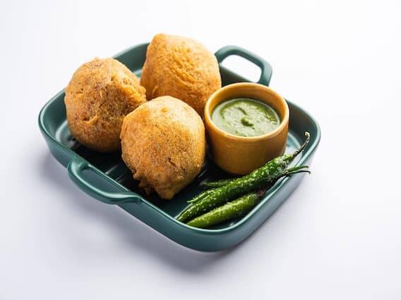 બટાટા વડા સ્ટ્રીટ ફૂડ બાફેલા બટાકાને મસાલા સાથે મિક્સ કરીને અને ચણાના લોટમાં લપેટીને તળવામાં આવે છે.(PC: Freepik)