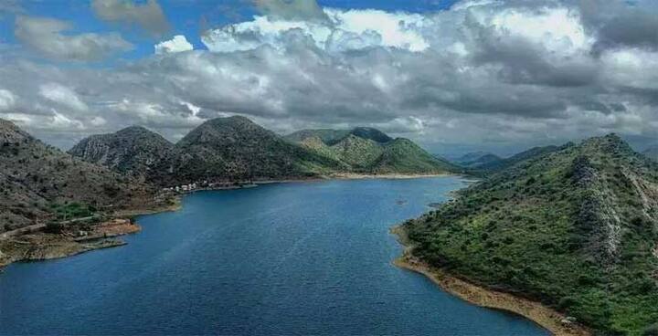 इस बड़ी झील का निर्माण 1600 ईसवी में महाराजा राज सिंह ने करवाया था. जोकि मीठे पानी की है और 155 वर्ग किमी के एरिया में फैली हुई है.