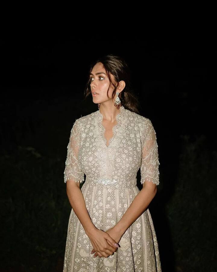 या ड्रेसमध्ये मृणाल फारच सुंदर दिसत आहे.