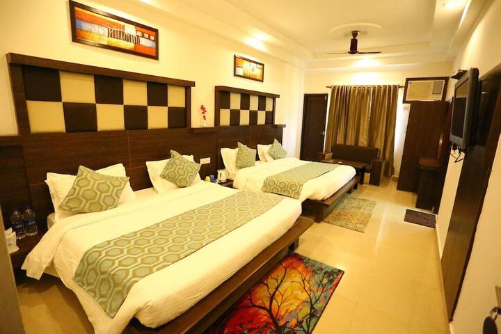 इस पैकेज में आपको लंच और एक डिनर की सुविधा के अलावा दो ब्रेकफास्ट की भी सुविधा भी रेलवे की तरफ से दी जाएगी. इसके साथ आपको एक ठहरने के लिए होटल की भी सुविधा दी जाएगी.पैकेज की बुकिंग के लिए आप रेलवे की वेबसाइट irctctourism.com पर जा सकते हैं.