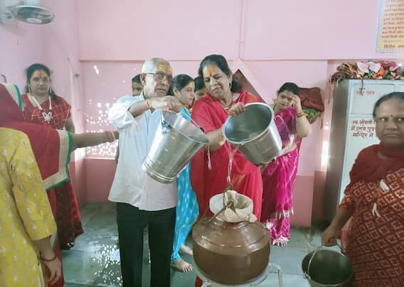 ભક્તોએ 'હર હર મહાદેવ', 'ઓમ નમઃ શિવાય' અને 'બોલ બમ'ના નારા લગાવીને ભગવાન ભોલેનાથનો અભિષેક કર્યો હતો. પ્રસંગ હતો શ્રાવણનો ત્રીજો સોમવાર (ગુજરાતમાં શ્રાવણનો પ્રથમ સોમવાર હતો), મહાદેવની ભક્તિનો તહેવાર.