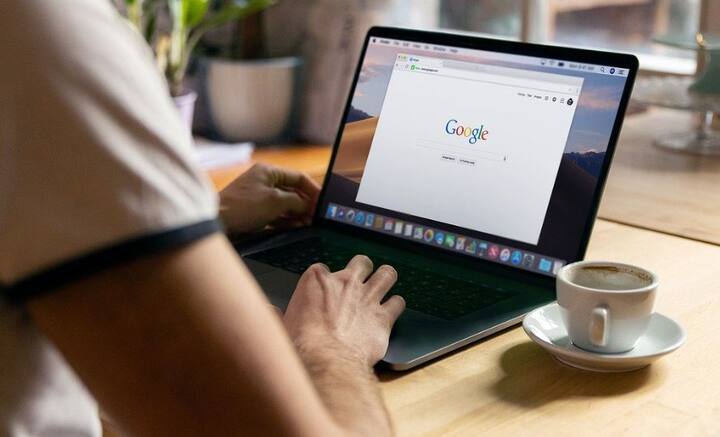 চা-কফি অথবা খাবার খাওয়ার সময়ই কিবোর্ড ব্যবহার করি আমরা। একটু এদিক ওদিক হলেই ছড়িয়ে ছিটিয়ে যা তা অবস্থা হতে পারে। তাই জল বা তরলজাীয় পদার্থ কিবোর্ডের থেকে দূরে রাখুন।