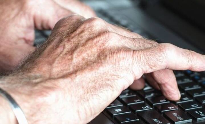 কিবোর্ডের উপরই সবচেয়ে বেশি ধুলো জমে। তাই ব্যবহারের আগে হাত পরিষ্কার করে নেওয়া ভাল। এতে ধুলো-ময়লা জমবে না কিবোর্ডের উপর।