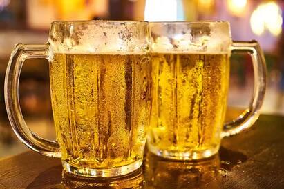 Beer For Skin Care : बिअर पिणं आरोग्यासाठी जरी हानिकारक असलं तरी ही त्वचेसाठी आणि केसांसाठी अतिशय फायदेशीर आहे.