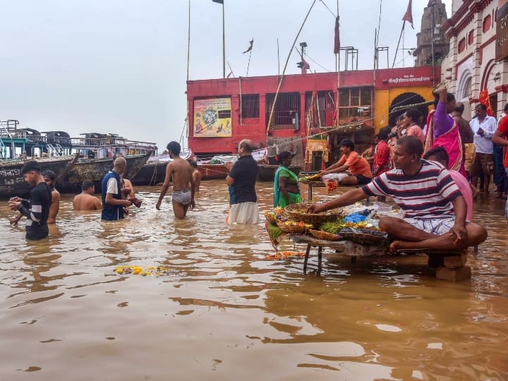 Uttar pradesh Ganga Ghaghra Rapti Rivers on Warning and Danger Level now Varanasi administration on alert UP Flood News: यूपी में ऊफान पर गंगा, घाघरा और राप्ती समेत कई नदियां, वाराणसी में अलर्ट पर प्रशासन