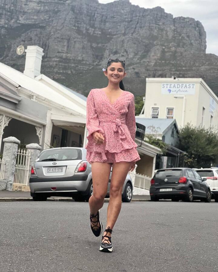 कनिका मान (Kanika Mann) टीवी की जानी मानी अभिनेत्री हैं. ज़ी-टीवी के शो ‘गुड्डन तुम से ना हो पाएगा’ में गुड्डन का किरदार निभाने के लिए वो जानी जाती हैं.