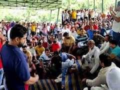 Delhi News: दिल्ली में स्कूल कैब ड्राइवरों की हड़ताल, परिवहन मंत्री कैलाश गहलोत से मुलाकात के बाद खत्म किया प्रदर्शन