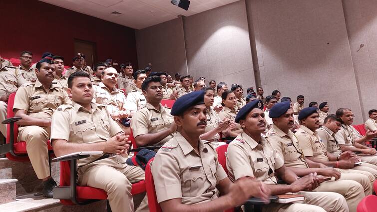 Nagpur Police Kaka Innovative police initiative to curb drug addiction among youth maharashtra news Nagpur : नागपुरात ड्रग्स विरोधात लढणार 'पोलीस काका'; तरुणाईमध्ये अमली पदार्थाचा वापर रोखण्याकरता पोलिसांचा अभिनव उपक्रम