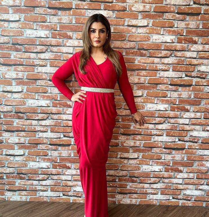 रवीना टंडन कोई भी लुक अपनाती हैं, उसमें इतनी खूबसूरत लगती हैं कि, उनके आगे यंग एक्ट्रेसेस भी फीकी पड़ जाती हैं.