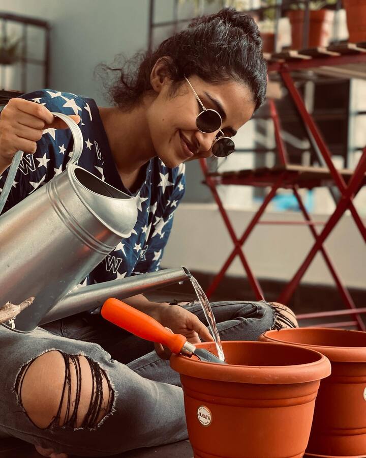 మొక్కలు నాటేందుకు తెగ కష్టపడిపోతున్న అనుపమ పరమేశ్వరన్. Image Credit: Anupama Parameswaran/ Instagram