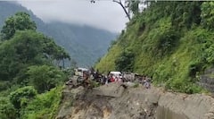 Darjeeling: অঝোর বর্ষণে পাহাড়ে ধস, আটকে বহু গাড়ি, ৫ ঘণ্টা পর ছন্দে ফেরা