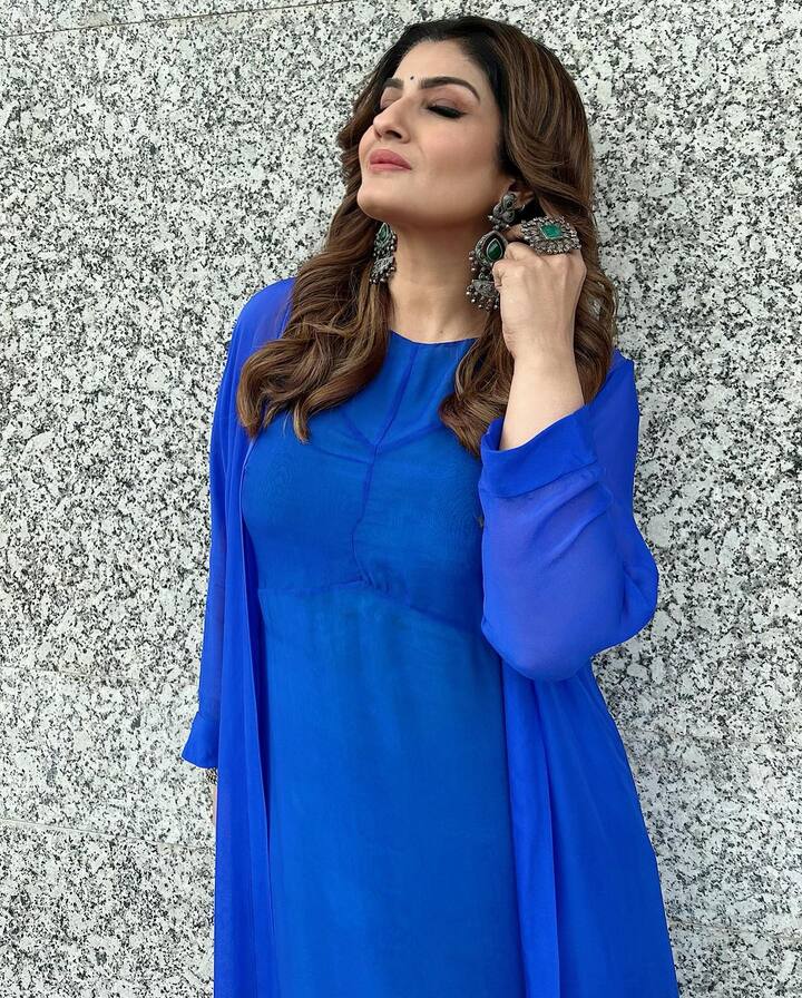 बॉलीवूडमधील प्रसिद्ध अभिनेत्रींपैकी एक रवीना टंडन एकेकाळी तिच्या चित्रपटांनी लाखो लोकांची मने जिंकत होती. त्याचबरोबर ती तिच्या सौंदर्यासाठीही प्रसिद्ध होती.(फोटो सौजन्य:officialraveenatandon/इन्टाग्राम)