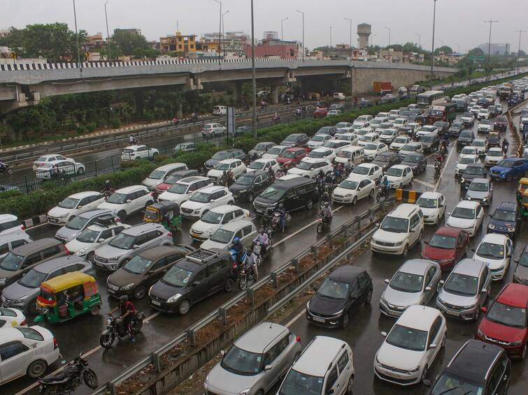 Hyderabad traffic police alerts commuters do not come out during rain to avoid traffic jams Hyderabad Traffic: నేడు హైదరాబాద్‌లో భారీ ట్రాఫిక్ జామ్‌లకు ఛాన్స్! ఇలా జాగ్రత్త పడండి - ట్రాఫిక్ పోలీస్