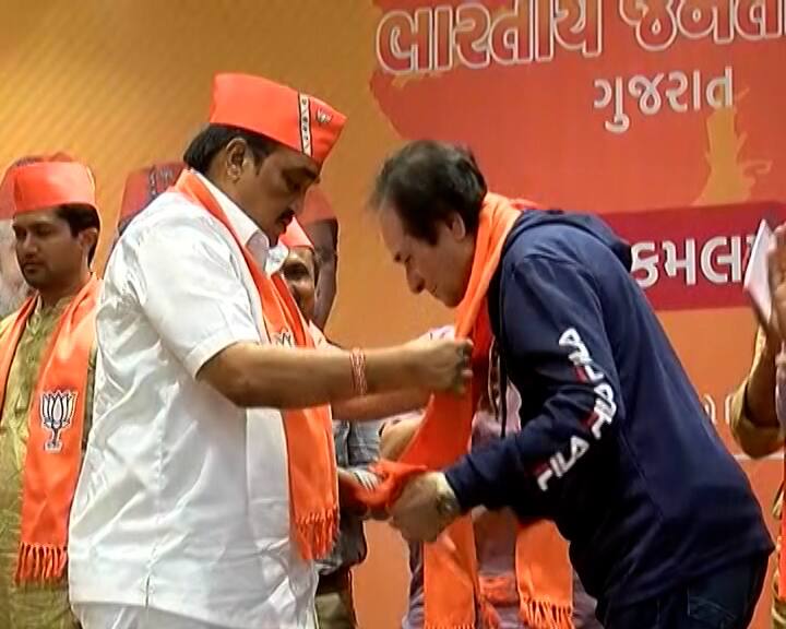મનહર ઉધાસને પ્રદેશ અધ્યક્ષ સી. આર. પાટીલે કેસરીયો ખેસ પહેરાવીને પાર્ટીમાં સ્વાગત કર્યું હતું.