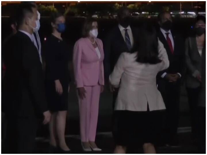 US House Speaker Nancy Pelosi lands in Taiwan Nancy Pelosi Taiwan Visit: ચીનની ધમકી વચ્ચે તાઈવાન પહોંચી નેન્સી પેલોસી, સાઈરનના અવાજથી ગુંજી રહ્યું છે શહેર