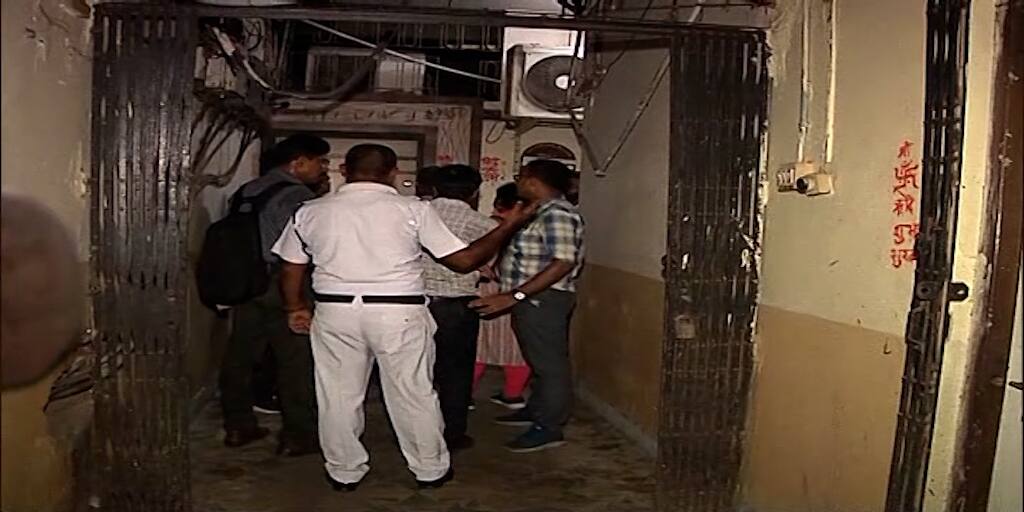 ED Raid: স্কুলে নিয়োগ দুর্নীতিকাণ্ডে কলকাতার একাধিক জায়গায় ইডি-র তল্লাশি অভিযান ED raids at several places in Kolkata in connection with school recruitment scam ED Raid: স্কুলে নিয়োগ দুর্নীতিকাণ্ডে কলকাতার একাধিক জায়গায় ইডি-র তল্লাশি অভিযান