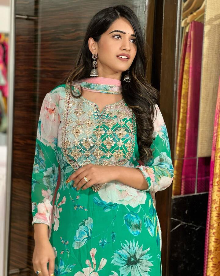 జబర్దస్త్ షో కి యాంకర్ గా రానున్నట్లు పుకార్లు షికార్లు చేస్తున్నాయి. Image Credit: Sravanthi Chokarapu/ Instagram