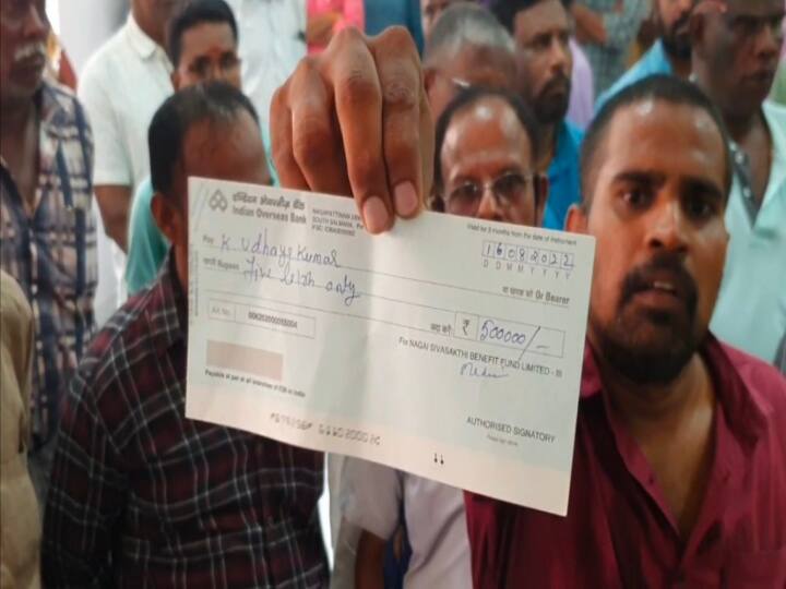 Nagapattinam chitfund has deceited many people and scammed many crores நாகையில் பிரபல நிதி நிறுவனம் பல கோடி ரூபாய் மோசடி என புகார் - வாடிக்கையாளர்கள் சாலை மறியல்