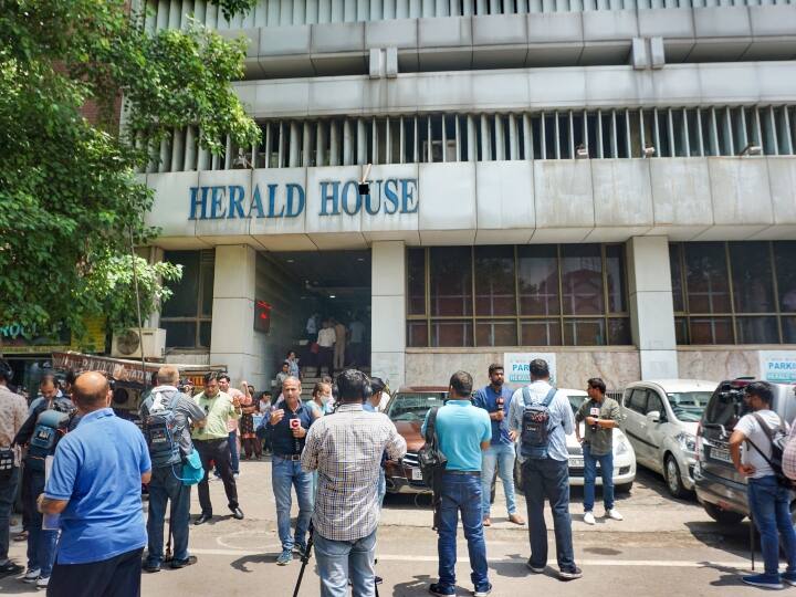 National Herald Case Congress protest against ED raid said not afraid of this move of the government National Herald Case: ईडी की छापेमारी के विरोध में कांग्रेस का प्रदर्शन, कहा- सरकार के इस कदम से झुकने और डरने वाले नहीं