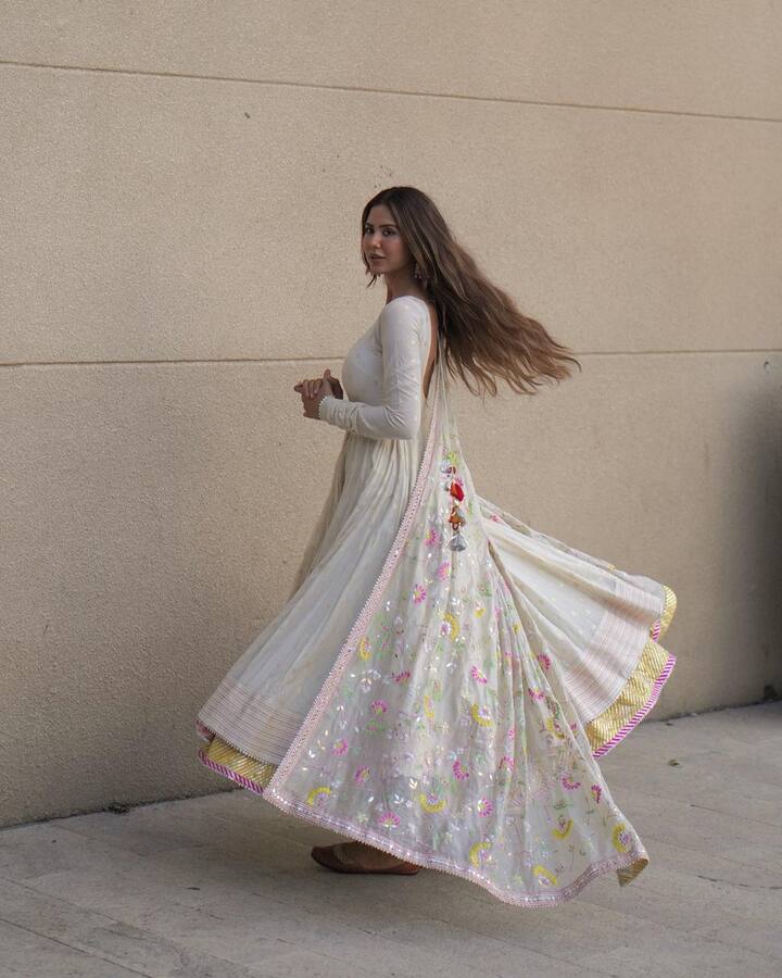 ਸੋਨਮ ਆਪਣੀਆਂ ਤਾਜ਼ਾ ਤਸਵੀਰਾਂ 'ਚ ਵੀ ਕਾਫੀ ਖੂਬਸੂਰਤ ਲੱਗ ਰਹੀ ਹੈ। ਇਨ੍ਹੀਂ ਦਿਨੀਂ ਉਹ ਆਪਣੀ ਆਉਣ ਵਾਲੀ ਫਿਲਮ ਦੇ ਪ੍ਰਮੋਸ਼ਨ 'ਚ ਰੁੱਝੀ ਹੋਈ ਹੈ।