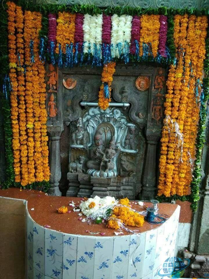 महाकाल की नगरी उज्जैन भोले के भक्तों के लिए विशेष महत्व रखती है. शिव का धाम या महाकालेश्वर ज्योतिर्लिंग पर हर साल ब़ड़ी संख्या में श्रद्धालु दर्शनों के लिए आते हैं. वहीं इस शहर में एक और मंदिर ऐसा है जहां सावन में नागपंचमी के त्योहार पर बड़ी संख्या में श्रद्धालु पहुंचते हैं.