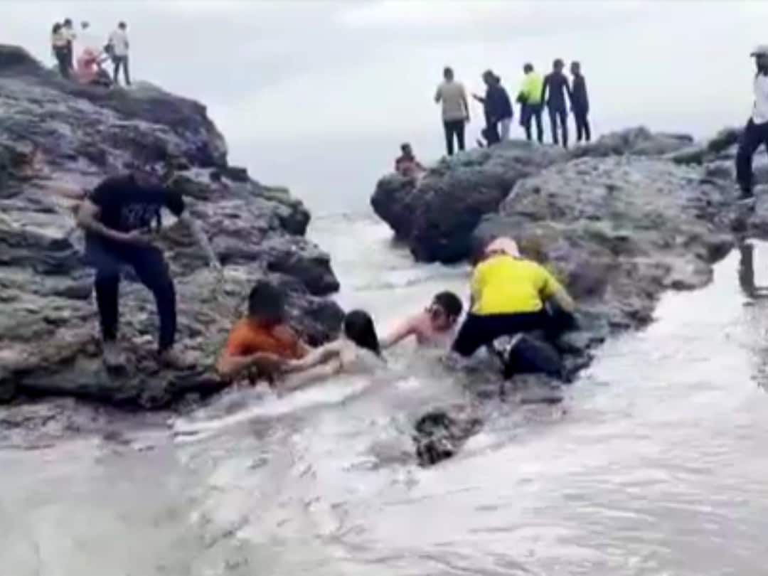 Two Tourists From Mumbai Who Were Swept Away In Kalu Waterfal Rescued Pune Waterfall Accident: दैवबलवत्तर म्हणून...! काळू धबधब्यात वाहून गेलेले मुंबईतील दोन पर्यटक सुदैवाने बचावले