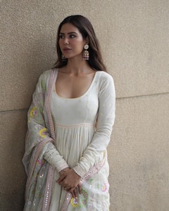 ਕੰਨਾਂ 'ਚ ਵਾਲੀਆਂ, ਮੱਥੇ 'ਤੇ ਬਿੰਦੀ... ਵ੍ਹਾਈਟ ਸਲਵਾਰ ਸੂਟ 'ਚ Sonam Bajwa ਨੇ ਲੁੱਟਿਆ ਫੈਨਸ ਦਾ ਦਿਲ