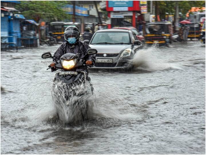 Indore News: Roads became ponds due to heavy rains during the period, cars were also seen flowing in water in Indore Indore News: इंदौर में भारी बारिश से सड़कें बनी तालाब, बड़ी-बड़ी गाडियां भी पानी में बहती आई नजर