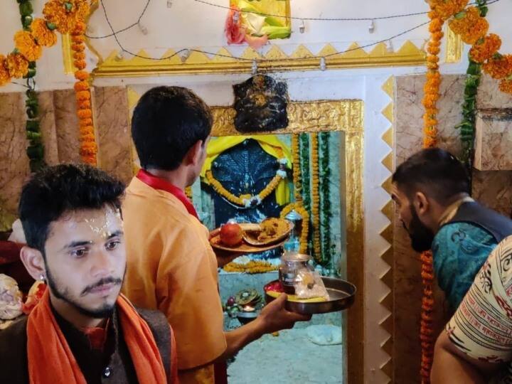 Mussoorie devotees worship in 500 year old Nag Mandir on Nag Panchami 2022 ANN Nag Panchami 2022: मसूरी में नाग पंचमी की दिखी धूम, 500 साल पुराने मंदिर में श्रद्धालुओं की उमड़ी जबरदस्त भीड़