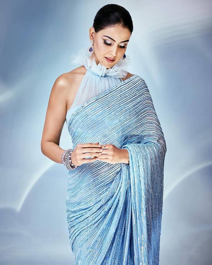 અભિનેત્રી જેનેલિયા ડિસોઝાએ ઈન્સ્ટાગ્રામ પર પોતાની કેટલીક તસવીરો શેર કરી છે. આમાં તે હટકે લુકમાં જોવા મળી રહી છે.