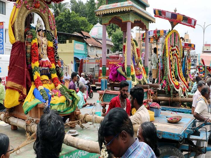 Aadi pooram festival celebration in kumbakonam ஆடிபூரத்தையொட்டி கும்பகோணத்தில் அஸ்திரத் தேவர்கள் தீர்த்தவாரி - திரளான பக்தர்கள் பங்கேற்பு