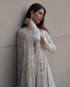 ਕੰਨਾਂ 'ਚ ਵਾਲੀਆਂ, ਮੱਥੇ 'ਤੇ ਬਿੰਦੀ... ਵ੍ਹਾਈਟ ਸਲਵਾਰ ਸੂਟ 'ਚ Sonam Bajwa ਨੇ ਲੁੱਟਿਆ ਫੈਨਸ ਦਾ ਦਿਲ