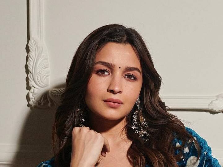 बॉलिवूड चुलबुली अभिनेत्री आलिया भट्ट सध्या तिच्या ‘डार्लिंग्स’ चित्रपटाच्या प्रमोशनमध्ये व्यस्त आहे. या दरम्यान रोज तिचा नवा लूक समोर येत आहे.(फोटो सौजन्य : aliaabhatt/इंस्टाग्राम )