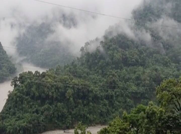 যুদ্ধকালীন তৎপরতায় রাস্তা পরিষ্কার করার কাজ শুরু হয়। বহু গাড়ি আটকে পড়ে । ঘটনার ৫ ঘণ্টা পর রাস্তা পরিষ্কার করা সম্ভব হয়েছে বলেই খবর ।