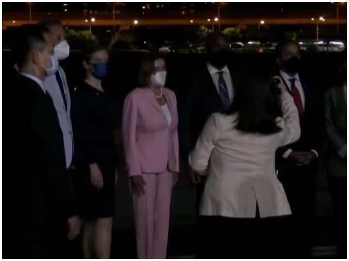 Nancy Pelosi Taiwan Visit: चीन की धमकियों के बीच ताइवान पहुंचीं नैंसी पेलोसी, 22 प्लेन ने किया एस्कॉर्ट