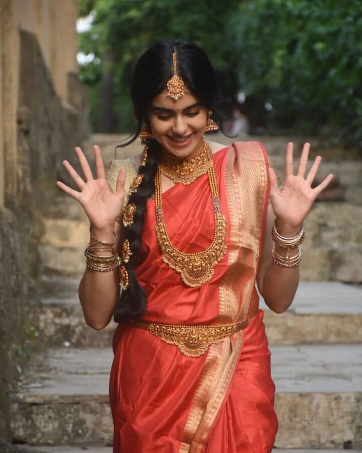 वैसे एक साथ इतनी स्‍माइली फोटोज शेयर करने के पीछे अदा का कोई मकसद भी छिपा है.