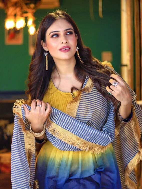 नेहा मलिक ने देसी लुक में लूटी महफिल