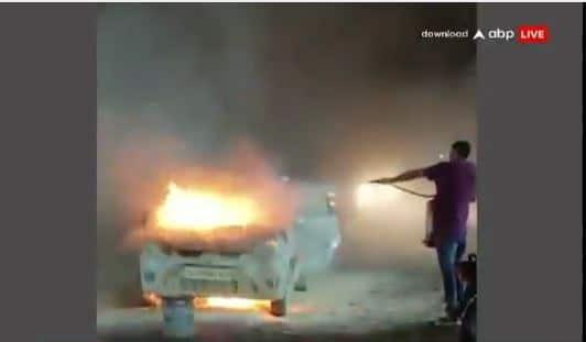 રાજકોટના આટકોટ પેટ્રોલ પંપ પાસે કારમાં આગ