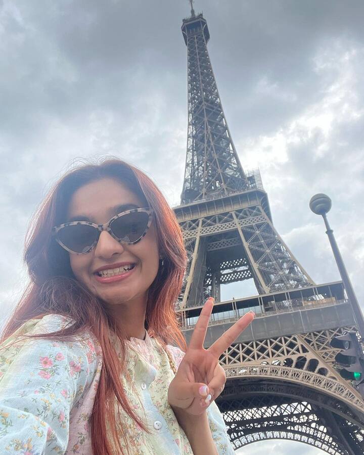 अनुष्का सेन इन तस्वीरों में शॉर्ट प्रिंटेड ड्रेस पहने हुए दिखाई दे रही हैं. एक्ट्रेस ने अपने लुक को गॉग्लस के संग पूरा किया है.