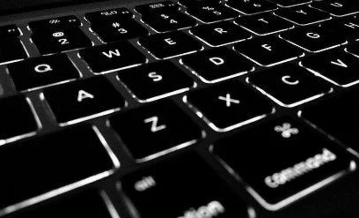 কিবোর্ড পরিষ্কার করার সময় ধুলো ঝাড়তে হেয়ারড্রায়ার ব্যবহার করতে পারেন। তবে খেয়াল রাখবেন, গরম হাওয়া যেন কিবোর্ডের উপর না পড়ে সরাসরি।